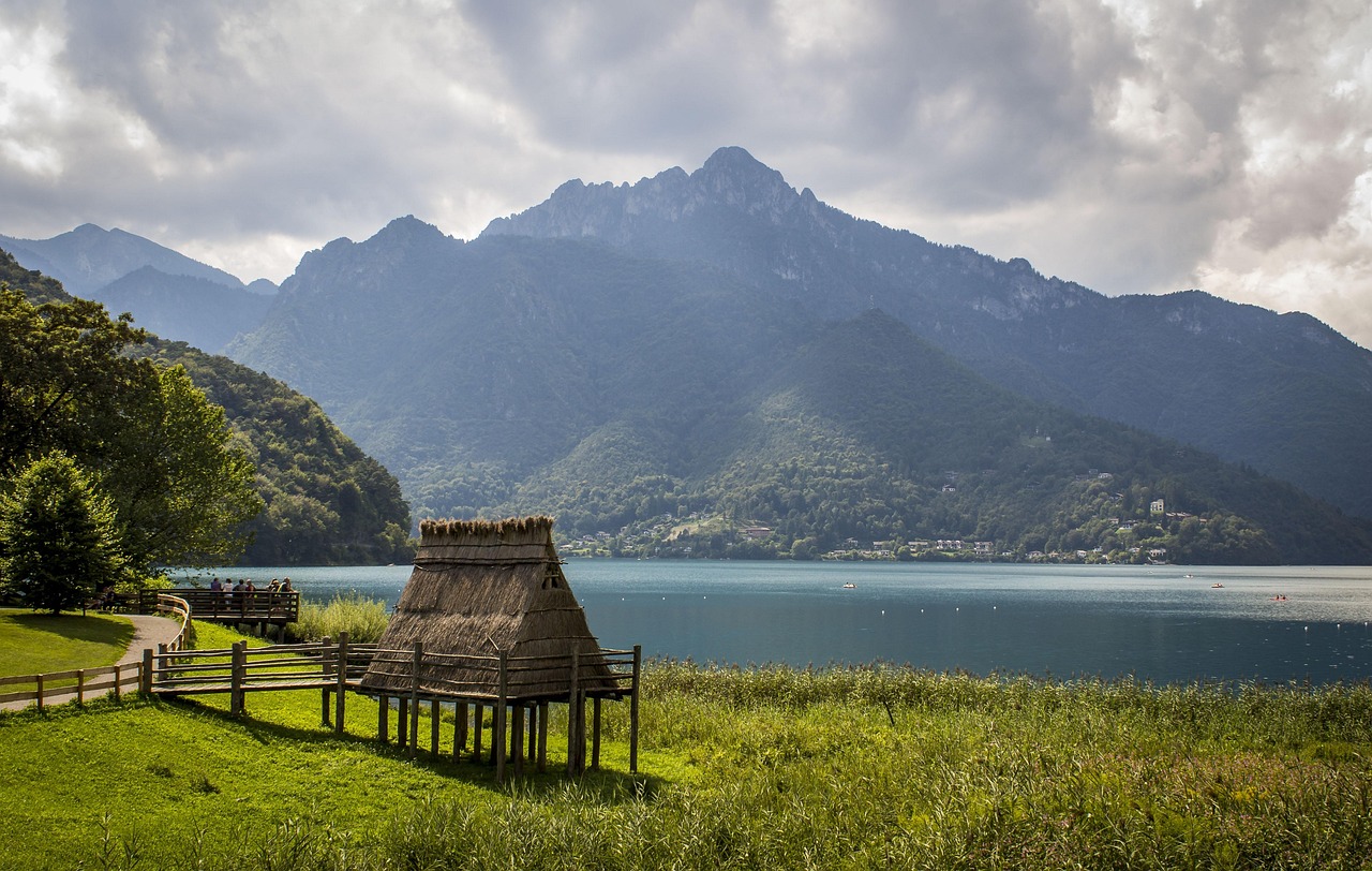 Lago italiano con panorami mozzafiato, ideale per fotografi e naturalisti.