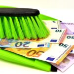 Immagine di un edificio in ristrutturazione con attrezzi e materiali da costruzione.