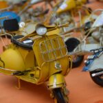 Vespa d'epoca restaurata in un contesto vintage, simbolo di passione e collezionismo.