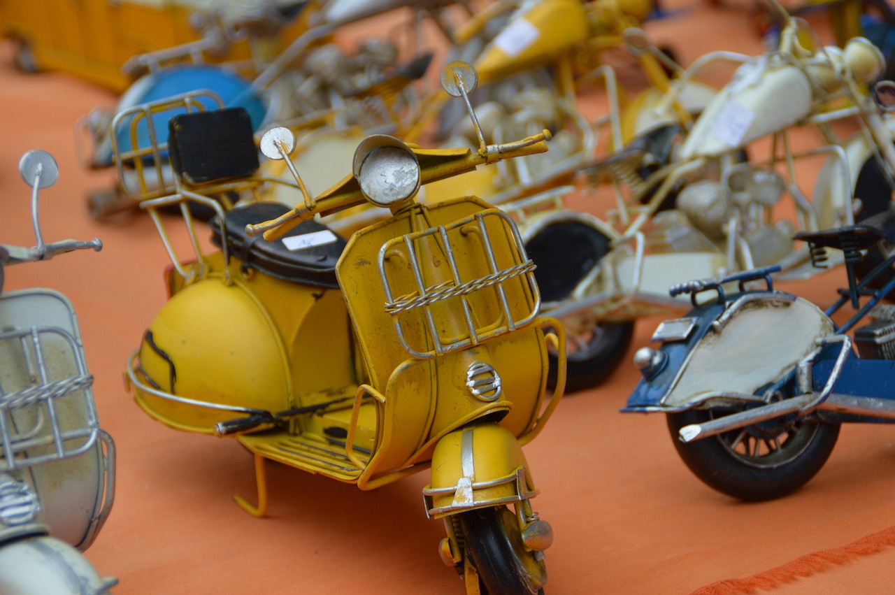 Vespa d'epoca restaurata in un contesto vintage, simbolo di passione e collezionismo.