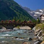 Panorama mozzafiato delle montagne e dei villaggi pittoreschi della Val d’Aosta.