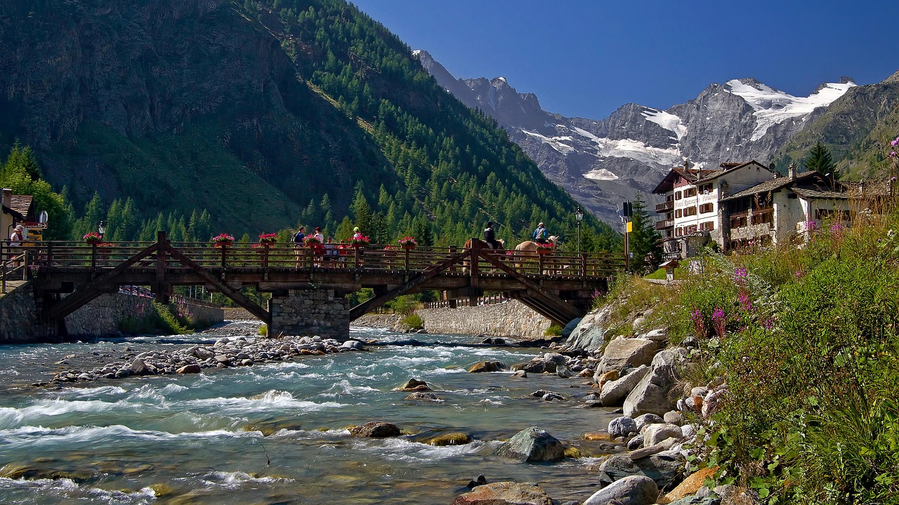 Panorama mozzafiato delle montagne e dei villaggi pittoreschi della Val d’Aosta.