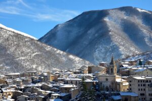 Vista panoramica del suggestivo borgo italiano, con strade acciottolate e architettura storica.