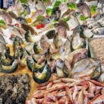 Mercato del pesce a Catania, vivace atmosfera e bancarelle ricche di freschissimo pesce locale.