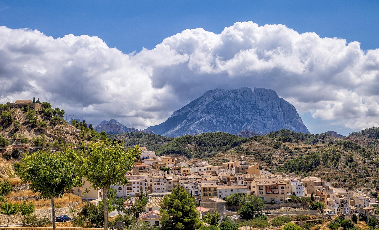 Vista panoramica della montagna con il villaggio dei sogni incastonato tra le vette.