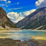Lago poco conosciuto in Italia, con acque blu e paesaggio simile a un fiordo nordico.