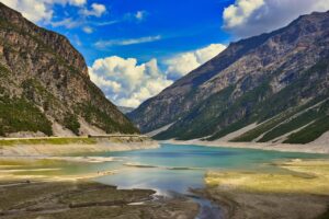 Lago poco conosciuto in Italia, con acque blu e paesaggio simile a un fiordo nordico.