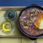 Ristorante toscano con piatto di ribollita, simbolo della tradizione culinaria toscana.