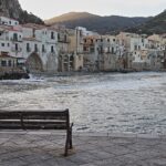 Borgo costiero sommerso dall'alta marea, un luogo affascinante da scoprire e immortalare.