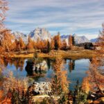 Panorama autunnale di una delle cinque mete italiane più belle, con foglie colorate e paesaggi mozzafiato.
