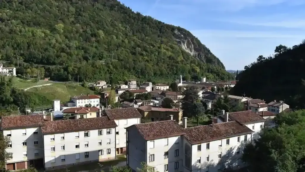 Borgo Val di Taro in autunno: come organizzare una passeggiata tra centro abitato e paesaggio circostante